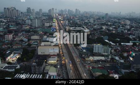 Quezon City, Philippinen. August 2021. Drohnenbild von EDSA in Quezon City, Philippinen, am 16. August 2021. Während der erweiterten Quarantäne der Gemeinschaft in der NCR ist der öffentliche Verkehr auf der Straße erlaubt, um wichtige Arbeitskräfte zu versorgen. (Foto von Sherbien Dacalanio/Pacifric Press/Sipa USA) Quelle: SIPA USA/Alamy Live News Stockfoto