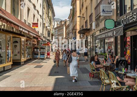 Touristen, die an einem Sommertag auf der Grande Rue in Grenoble spazieren gehen. Grenoble, Departement Isère, Region Auvergne-Rhône-Alpes, Frankreich, Europa Stockfoto