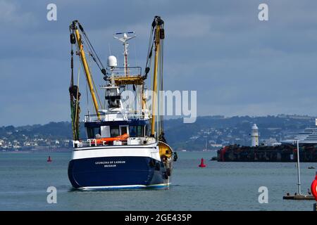 An einem milden frühen Morgen bei Flut wird ein Fischtrawler gesehen, der den Hafen von Brixham verlässt. Bildnachweis Robert Timoney/AlamyStockPhoto Stockfoto