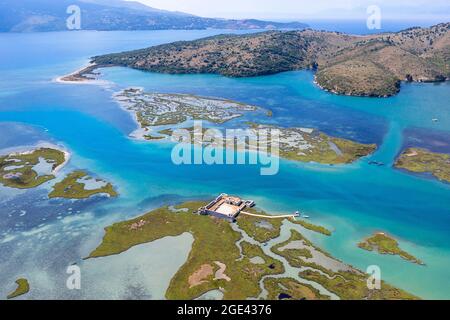 Luftaufnahme von Ali Pasha Castle, Festung auf der Meeresinsel, aufgenommen mit Drohne. Butrint, Albanien Stockfoto