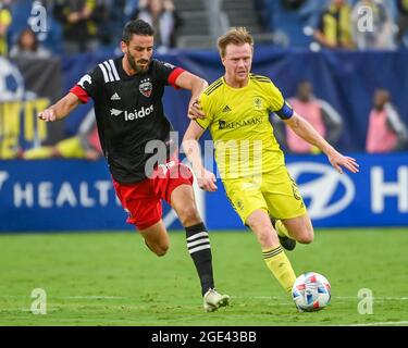 15. August 2021: Der Mittelfeldspieler von Nashville, Dax McCarty (6) und Steven Birnbaum (15), der Verteidiger von D.C. United, arbeiten während des MLS-Spiels zwischen DC United und dem SC Nashville im Nissan Stadium in Nashville, TN, für die Ballkontrolle. Kevin Langley/CSM Stockfoto