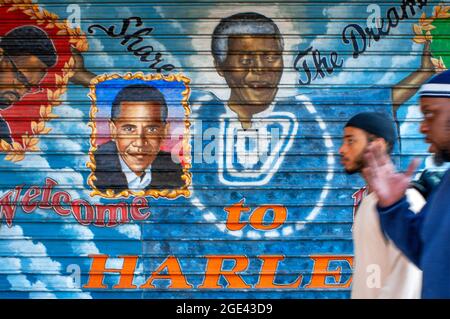 Das Graffiti Obama und Martin Luther King malte im Schatten eines Establishments von Harlem. Wandmalereien Mosaik an einer Fassade in Harlem, Manhattan, New Stockfoto