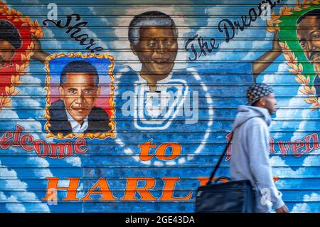 Das Graffiti Obama und Martin Luther King malte im Schatten eines Establishments von Harlem. Wandmalereien Mosaik an einer Fassade in Harlem, Manhattan, New Stockfoto