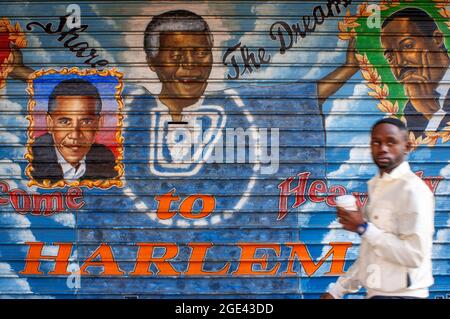 Das Graffiti Obama und Martin Luther King malte im Schatten eines Establishments von Harlem. Wandmalereien Mosaik an einer Fassade in Harlem, Manhattan, New Stockfoto