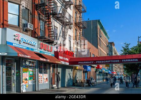 Geschäfte und Gebäude in der Harlem Street am Malcolm X Boulevard und der Lenox Avenue in Harlem in Manhattan in NYC, USA Stockfoto