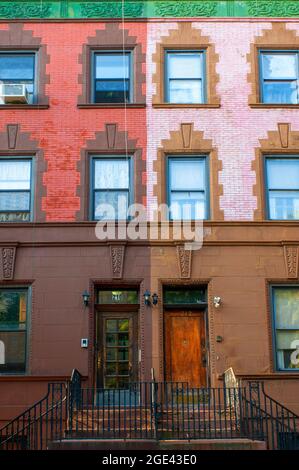 Fassade des Harlem-Gebäudes am Malcolm X Boulevard und der Lenox Avenue in Harlem in Manhattan in NYC, USA Stockfoto