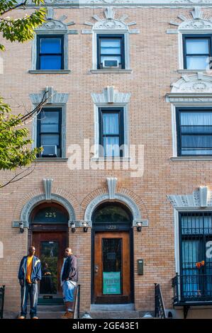 Fassade des Harlem-Gebäudes am Malcolm X Boulevard und der Lenox Avenue in Harlem in Manhattan in NYC, USA Stockfoto