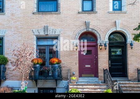 Fassade des Harlem-Gebäudes am Malcolm X Boulevard und der Lenox Avenue in Harlem in Manhattan in NYC, USA Stockfoto
