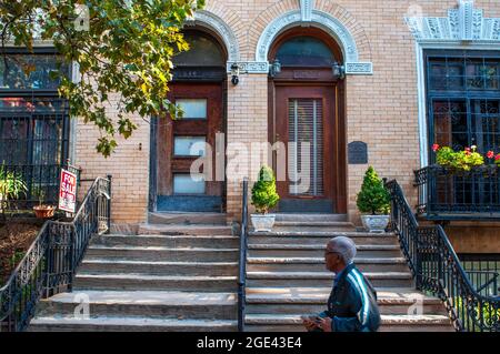 Fassade des Harlem-Gebäudes am Malcolm X Boulevard und der Lenox Avenue in Harlem in Manhattan in NYC, USA Stockfoto