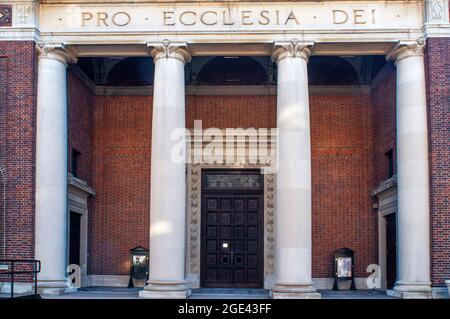 Das Äußere der St. Pauls Chapel (1907) der Columbia University, mit Blick auf die Apsis. Es verkleidet mit rotem Ziegel und Kalkstein. Stockfoto