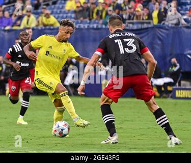 15. August 2021: Der Mittelfeldspieler von Nashville, Hany Mukhtar (10), arbeitet während des MLS-Spiels zwischen DC United und Nashville SC im Nissan Stadium in Nashville, TN, um den Verteidiger von D.C. United, Frederic Brillant (13). Kevin Langley/CSM Stockfoto