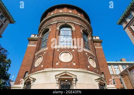 Das Äußere der St. Pauls Chapel (1907) der Columbia University, mit Blick auf die Apsis. Es verkleidet mit rotem Ziegel und Kalkstein. Stockfoto