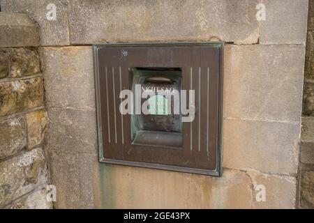 Safe in der alten Nacht vor einer Lloyds Bank in Tunbridge Wells, Kent Stockfoto