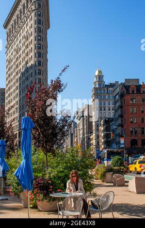 Flatiron Building. Zwischen der 22nd St. und 23rd St. und zwischen Broadway und 5th Ave ist eines der emblematischsten Gebäude der Stadt New York das Stockfoto