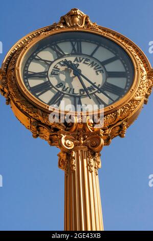 Berühmte Uhr im Flatiron District neben Flatiron Building in Manhattan, New York Stockfoto