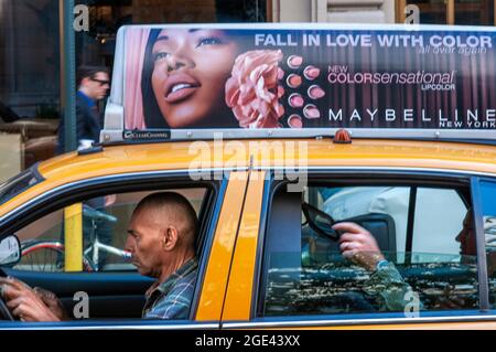 Ein Taxifahrer, der an Gramercy vorbeikommt. Gramercy ist ein sehr respektables Viertel mit einer großen Anzahl von historischen Gebäuden, die meisten davon konzentriert Stockfoto