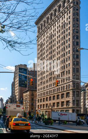 Flatiron Building. Zwischen der 22nd St. und 23rd St. und zwischen Broadway und 5th Ave ist eines der emblematischsten Gebäude der Stadt New York das Stockfoto