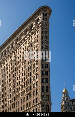 Flatiron Building. Zwischen der 22nd St. und 23rd St. und zwischen Broadway und 5th Ave ist eines der emblematischsten Gebäude der Stadt New York das Stockfoto