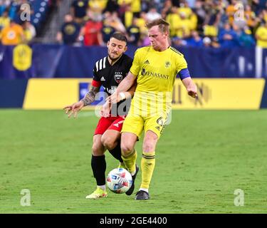 15. August 2021: Der Mittelfeldspieler von Nashville, Dax McCarty (6), und der Stürmer von D.C. United, Paul Arriola (7), arbeiten während des MLS-Spiels zwischen DC United und dem SC Nashville im Nissan Stadium in Nashville, TN, für die Ballkontrolle. Kevin Langley/CSM Stockfoto