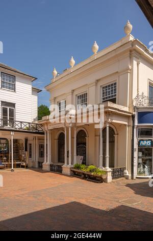 Gebäude rund um die Pantiles, ein georgianisches Einkaufsviertel mit Kolonnaden in der Nähe der Chalybeate Spring in Tunbridge Wells Kent. Stockfoto
