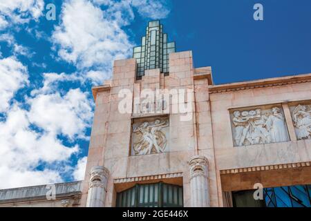 Detail der schönen Art déco-Fassade des ehemaligen Eden-Theaters im Zentrum von Lissabon, entworfen von den Architekten Cassiano Branco und Carlo Florencio Stockfoto