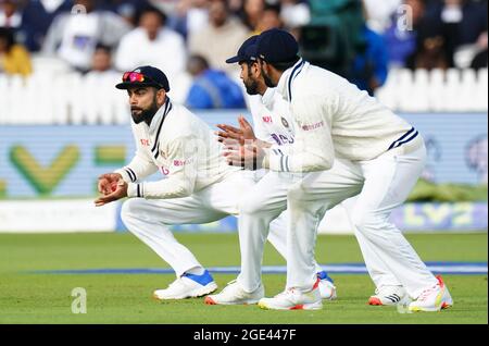Die indische Virat Kohli (links) fängt den englischen Moeen Ali am fünften Tag des zweiten Test-Spiels in Lord's, London. Bilddatum: Montag, 16. August 2021. Stockfoto