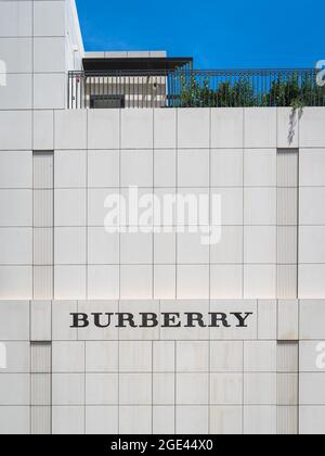 Beverly Hills, CA / USA - 4. Mai 2018: Der berühmte Burberry-Laden mit weißen Fliesen lädt die Käufer zu britischem Luxus, Mode und Schönheit ein. Stockfoto