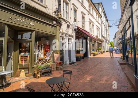 Geschäfte in High St, Tunbridge Wells Kent. Mit Covid-Einschränkungen. Stockfoto