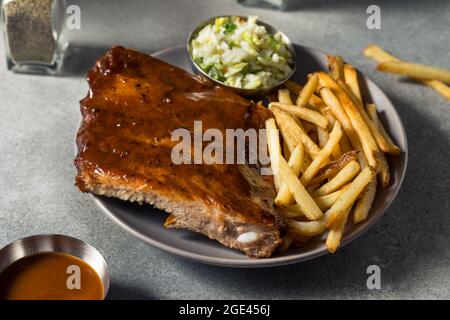 Selbstgemachte Baby Back Ersatzrippen mit Pommes und Krautsalben Stockfoto