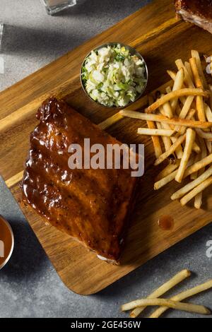 Selbstgemachte Baby Back Ersatzrippen mit Pommes und Krautsalben Stockfoto