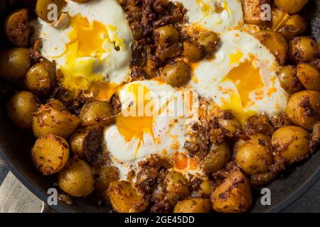 Hausgemachte mexikanische Huevos Rotos Eier und Kartoffeln mit Chorizo Stockfoto