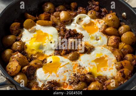 Hausgemachte mexikanische Huevos Rotos Eier und Kartoffeln mit Chorizo Stockfoto