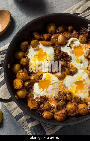 Hausgemachte mexikanische Huevos Rotos Eier und Kartoffeln mit Chorizo Stockfoto