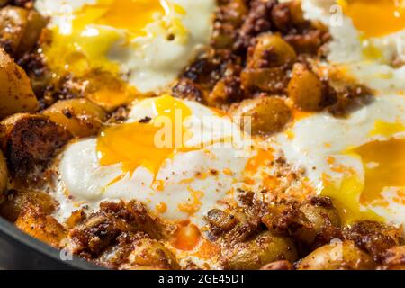Hausgemachte mexikanische Huevos Rotos Eier und Kartoffeln mit Chorizo Stockfoto