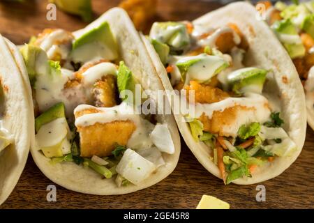 Hausgemachte gebratene Chicken Tacos mit Limette und Avocado Stockfoto