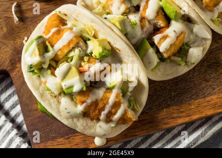 Hausgemachte gebratene Chicken Tacos mit Limette und Avocado Stockfoto