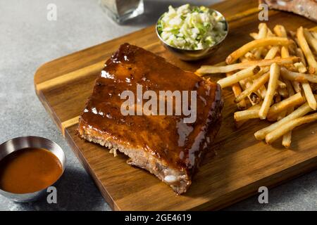 Selbstgemachte Baby Back Ersatzrippen mit Pommes und Krautsalben Stockfoto