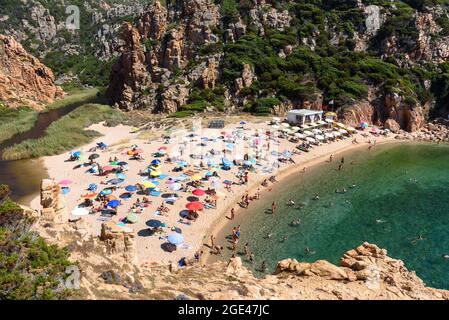 Menschen und Sonnenschirme am Strand von Li Cossi an der Costa Paradiso von Sardinien, Italien Stockfoto