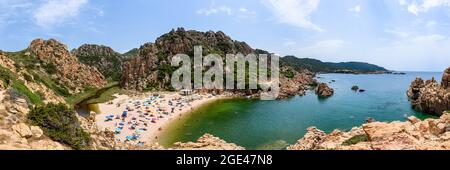 Menschen und Sonnenschirme am Strand von Li Cossi an der Costa Paradiso von Sardinien, Italien Stockfoto