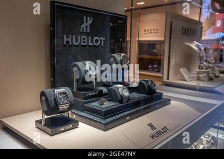 LUGANO, SCHWEIZ - 7. MÄRZ 2020: Hublot Luxusuhren im Schaufenster eines Ladens in Lugano. Stockfoto