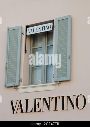 SAINT TROPEZ, FRANKREICH - 31. DEZEMBER 2019: Valentino Fashion Store in Saint Tropez Stockfoto