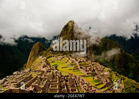 Machu Picchu Panoramablick mit Berg in den Wolken Stockfoto