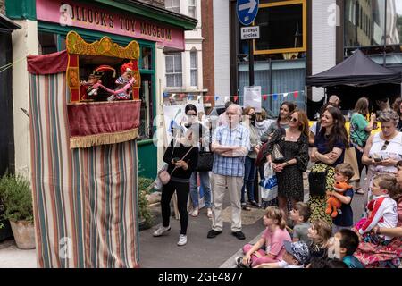 Pollocks Toy Museum Fitzrovia Fête Workshops, Performances und Theateraufführungen rund um das Museum in der Whitfield Street und der Scala Street, Central London, Großbritannien Stockfoto