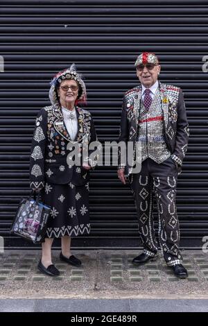 Bob Paice und Doreen Golding, Mitglieder der London Pearly King and Queen Society, London, England, Vereinigtes Königreich Stockfoto