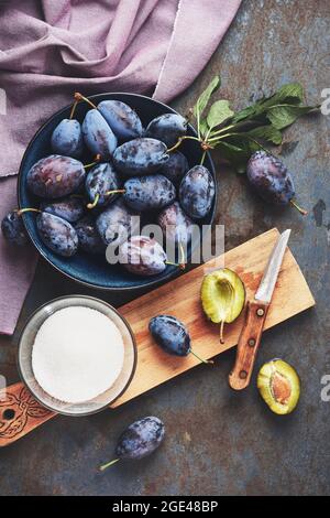 Frisch gepflückte Pflaumen in einer Schüssel. Die Pflaumenmarmelade wird vorbereitet. Stockfoto