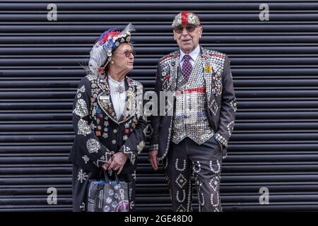 Bob Paice und Doreen Golding, Mitglieder der London Pearly King and Queen Society, London, England, Vereinigtes Königreich Stockfoto