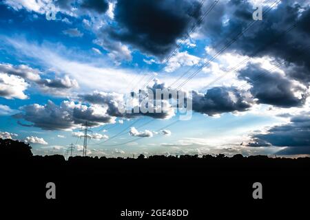Hochspannungsdrähte Und Pylone Mit Dunklen Gewitterwolken Stockfoto