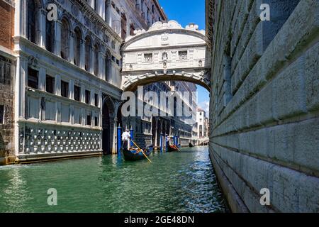 Gondoliere in einem Kanal von Venedig Stockfoto