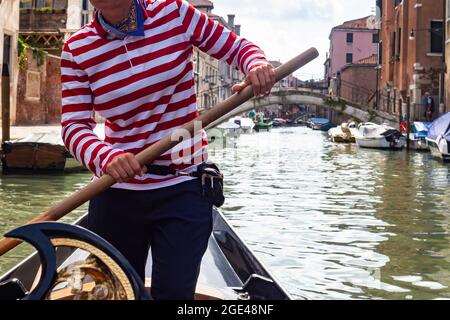 Gondoliere in einem Kanal von Venedig aus der Nähe Stockfoto