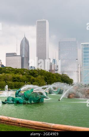 Buckingham Memorial Fountain im Zentrum des Grant Park und der Skyline von Chicago im Hintergrund, Illinois, USA Stockfoto